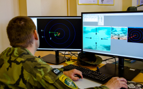 Řídící palby na simulátoru RBS-70 vyhodnocuje informace a přiděluje cíle jednotlivým střelcům-operátorům.