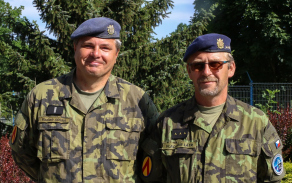 Rotmistr Vladimír Sosna a nadporučík Vladimír Látr patří mezi vojáky, kteří pomáhali při povodních v roce 2002.