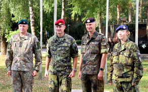 Úvodní setkání na základně v Rukle s veliteli (zleva) – mechanizované brigády Iron Wolf bojového uskupení eFP a 3. úkolového uskupení GBAD